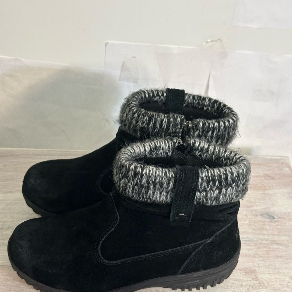 Khombu Black and Gray Ankle Boots size 6 great condition